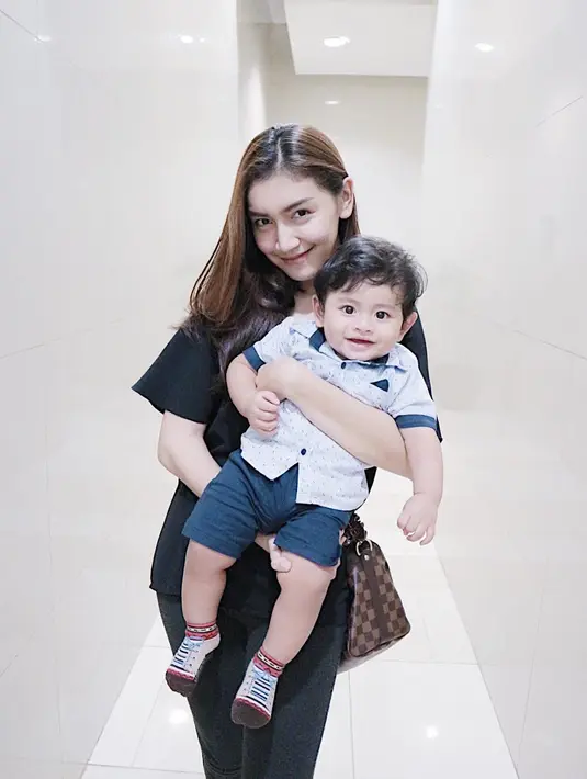 Penampilan baru bintang sinetron dan puluhan judul FTV itu juga kebanjiran pujian dari warganet. Puluhan ribu suka dan mendoakan agar istiqomah dengan berhijab. (Instagram/melodyprima)