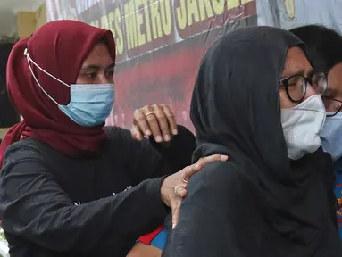 Mantan artis cilik, Ratna Fairuz Albar atau Iyut Bing Slamet dihadirkan dalam kasus dugaan penyalahgunaan narkoba di Mapolres Jakarta Selatan, Sabtu (5/12/2020). Polisi menangkap Iyut Bing Slamet pada Kamis, 3 Desember 2020 malam di rumahnya di kawasan Johar. (Liputan6.com/Herman Zakharia)