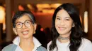 Dian Sastrowardoyo mengunggah potret bersama sang ibunda yang tampil masih stylish. Keduanya kompak mengenakan pakaian serba putih. [@therealdisastr]