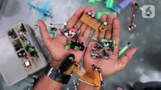 Petugas UPS Badan Air DLH Provinsi DKI Jakarta, Bang Timan menunjukkan miniatur kendaraan yang terbuat dari limbah korek api di Jakarta, Kamis (3/8/2023). Sisi lain Bang Timan adalah beliau dikenal dengan kemampuannya mengubah limbah korek api untuk dijadikan kerajinan tangan yang menarik. (Liputan6.com/Johan Tallo)