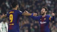 Luis Suarez dan Lionel Messi  merayakan gol ke gawang Real Betis pada pertandingan lanjutan La Liga, Minggu (21/1/2018). (AP/Miguel Morenatti).