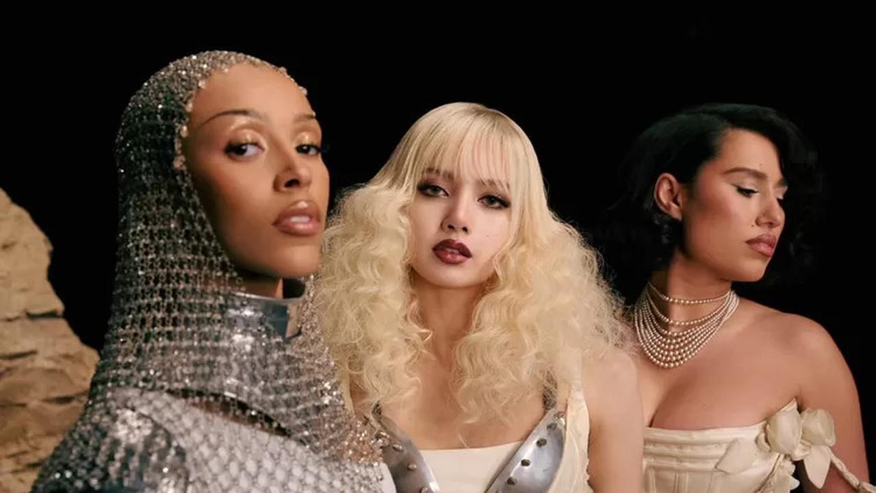 Lisa Blackpink di MV Born Again