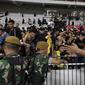 TNI mengevakuasi suporter Malaysia karena serangan dari suporter Timnas Indonesia saat laga Kualifikasi Piala Dunia 2022 di SUGBK, Jakarta, Kamis (5/9). (Bola.com/Vitalis Yogi Trisna)