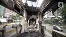 Kondisi halte transjakarta yang dibakar oleh massa perusuh di Kawasan Bundaran HI Jakarta, Jumat (9/10/2020). Demo menolak omnibus law Undang-Undang (UU) Cipta Kerja diwarnai kericuhan dan pembakaran terhadap sejumlah halte Transjakarta. (merdeka.com/Dwi Narwoko)