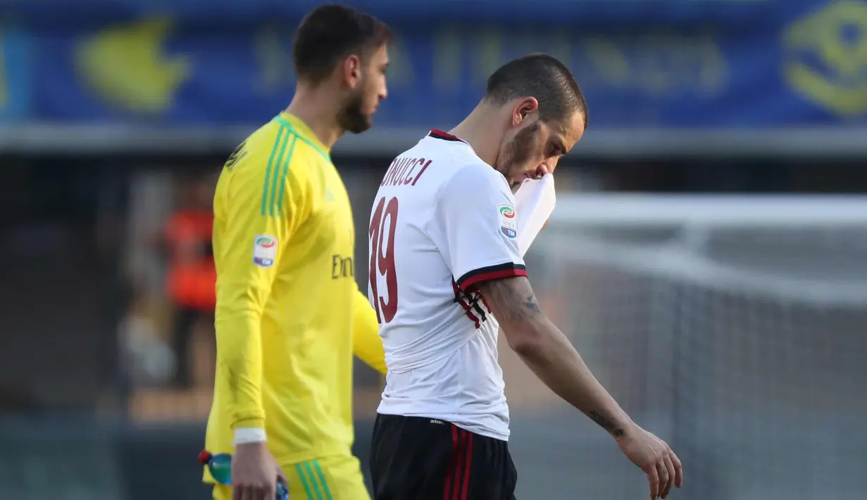 Gianluigi Donnarumma (kiri) dan bek Leonardo Bonucci berjalan usai pertandingan melawan Hellas Verona pada lanjutan Liga Italia di stadion Bentegodi, Italia, (17/12). Milan takluk 3-0 atas Verona. (Simone Venezia/ANSA via AP)