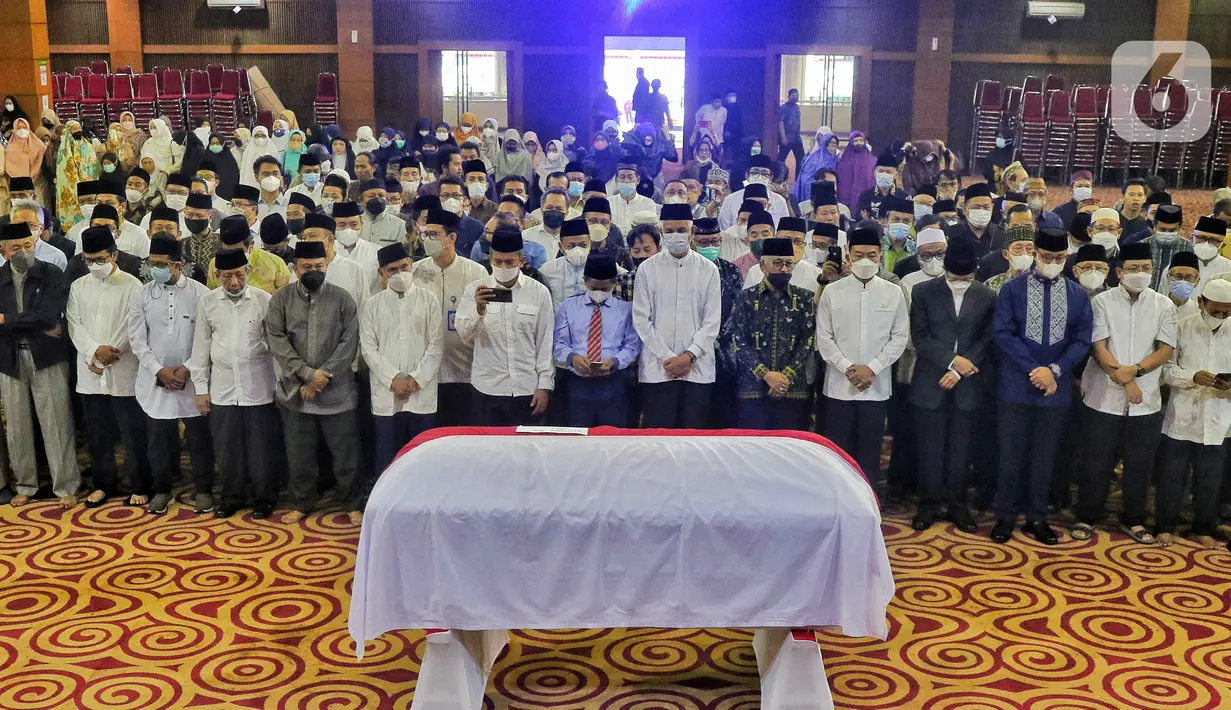 Jenazah Ketua Dewan Pers dan Guru Besar UIN Jakarta Prof Azyumardi Azra akan disalatkan di UIN Jakarta, Selasa (20/9/2022). Usai dishalatkan jenazah Azyumardi akan dimakamkan di Taman Makam Pahlawan (TMP) Kalibata, Jakarta pukul 09.00 WIB. (Liputan6.com/Angga Yuniar)