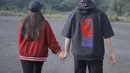 Berlatar belakang gunung Bromo yang indah, kebersamaan mereka semakin romantis saat Fero menggandeng Steffi. Meski wajah tak menghadap kamera, kebahagiaan begitu terasa saat Steffi dan Fero berlibur bersama. (Liputan6.com/IG/@steffizamoraaa)