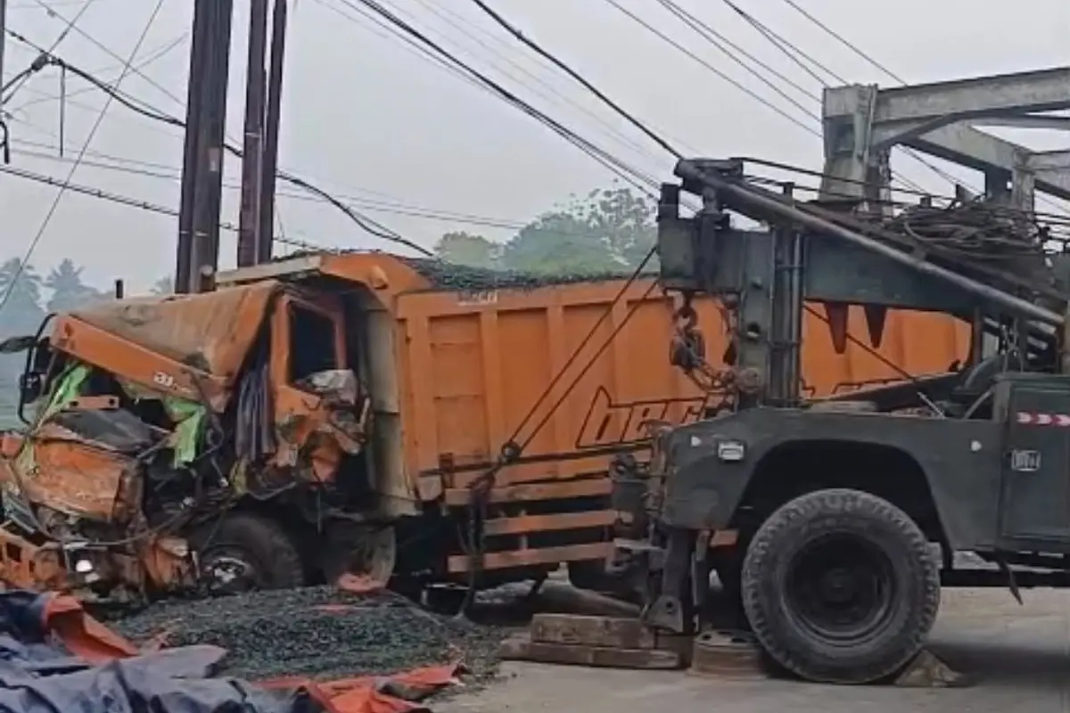 Proses evakuasi Kecelakaan beruntun 5 kendaraan di Sukabumi.