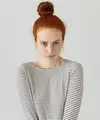 Sahabat Fimela, gaya messy top knot cocok digunakan untuk berbagai kesempatan. [Dok/freepik.com/wayhomestudio]