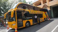 Pemkot Solo menerima hibah bus tingkat baru dari Tahir Foundation, Jumat (25/5).(Liputan6.com/Fajar Abrori)