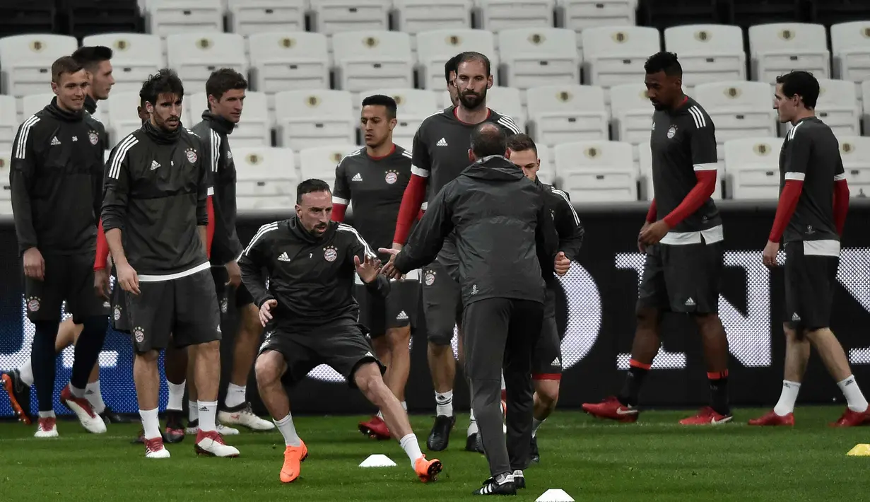 Para pemain Bayern Munchen melakukan pemanasan saat sesi latihan di Stadion Vodafone Park di Istanbul (13/3). Munchen akan bertanding melawan Besiktas pada leg kedua babak 16 besar Liga Champions. (AFP Photo/Ozan Kose)