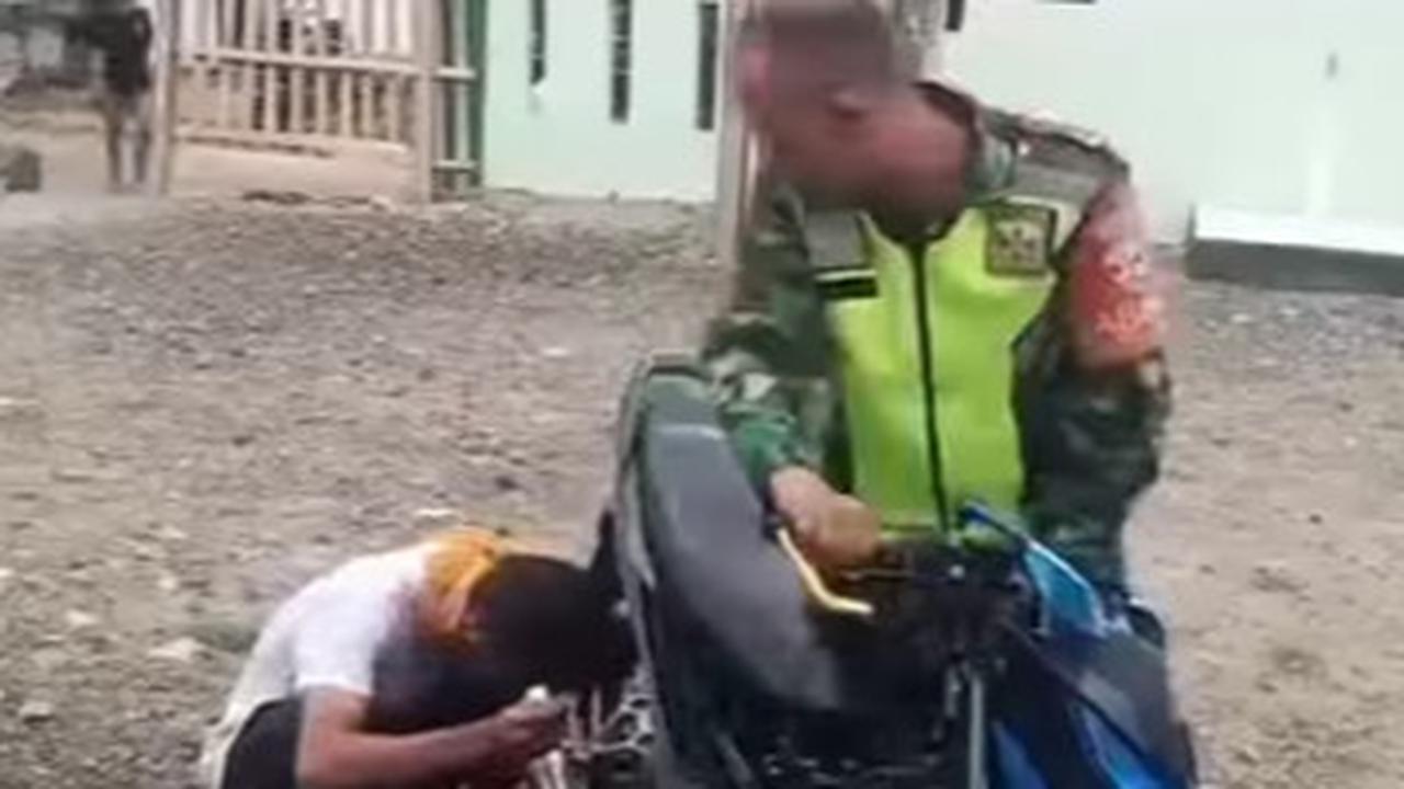 Anggota TNI Gregetan Paksa Tempelkan Kuping Pemuda ke Knalpot Brong, Aksinya Jadi Sorotan