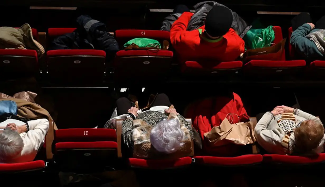 Para lansia penghuni panti jompo yang telah menerima vaksin virus corona COVID-19 menyaksikan pertunjukan di EDP Gran Via Theatre, Madrid, Spanyol, 24 Februari 2021. Pandemi COVID-19 di Spanyol mencatatkan kematian sekitar 68.000 orang dari lebih dari 3,1 juta kasus. (GABRIEL BOUYS/AFP)