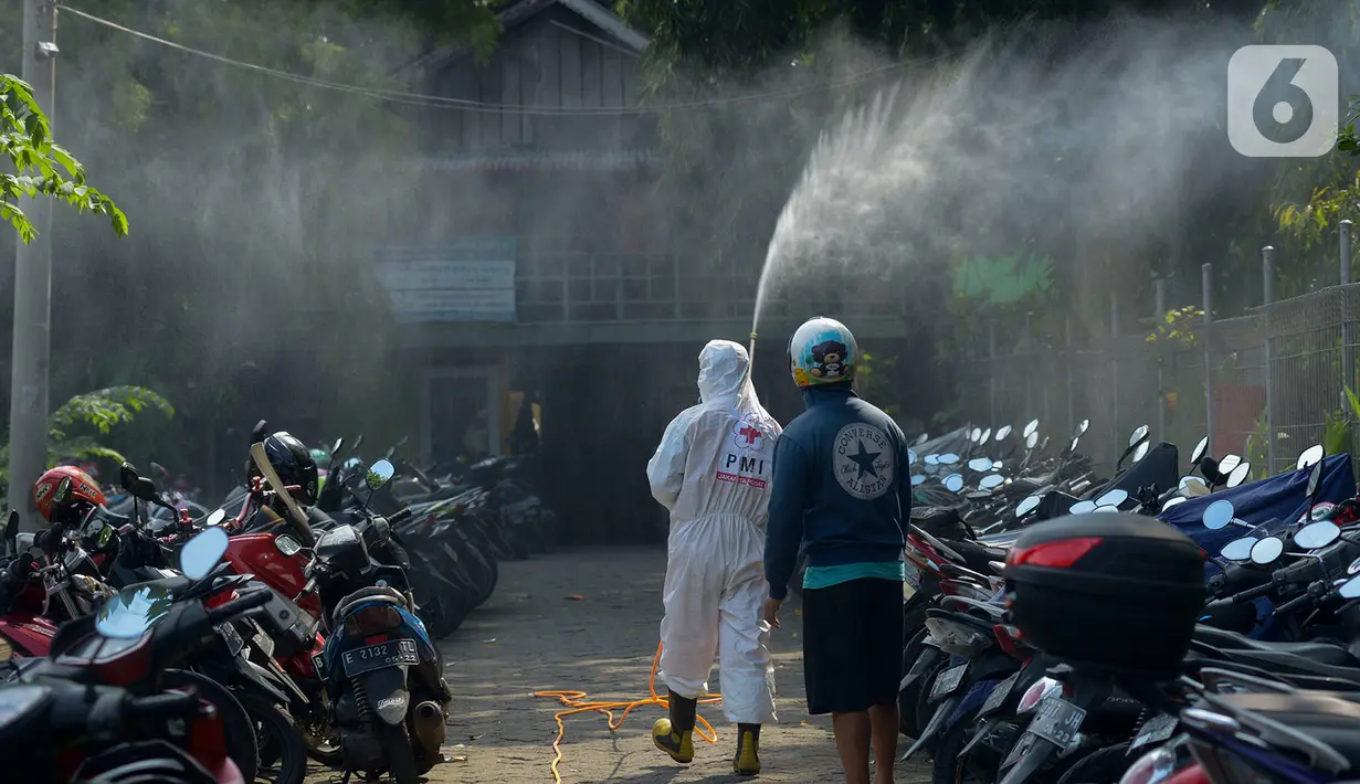 Petugas PMI menyemprotkan cairan disinfektan di Rusun Benhil, Jakarta, Sabtu (4/4/2020). Penyemprotan ini dilakukan untuk pencegahan penyebaran virus COVID-19. (merdeka.com/Imam Buhori)