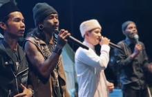 ⁠Anak Punk Penuh Tato Meneteskan Air Mata, Ikut Sholawatan di Atas Panggung Bareng Syakir Daulay