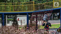 Anak-anak bermain di Taman Puring, Jakarta, Minggu (14/3/2021). Mulai 13 Maret 2021, Dinas Pertamanan dan Hutan Kota Provinsi DKI Jakarta kembali membuka 28 Ruang Terbuka Hijau (RTH) Ibu Kota di masa penerapan Pemberlakuan Pembatasan Kegiatan Masyarakat (PPKM) Mikro. (Liputan6.com/Faizal Fanani)