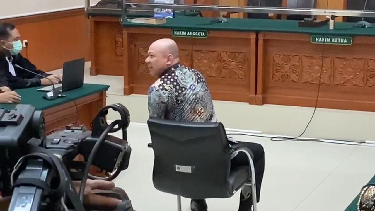 Kapolda Sumatera Barat Irjen Teddy Minahasa terlihat santai menjelang vonis kasus narkoba di Pengadilan Negeri Jakarta Barat.