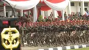 Defile pasukan Kopassus saat upacara serah terima jabatan Danjen Kopassus di Markas Kopassus, Cijantung, Jaktim, (24/10/2014). (Liputan6.com/Helmi Fithriansyah)