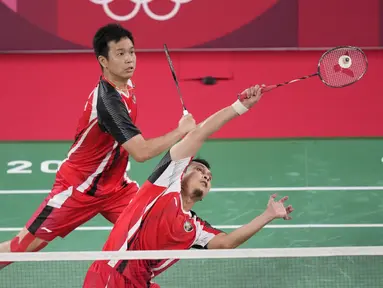 Ganda putra Indonesia Mohammad Ahsan / Hendra Setiawan melawan Takeshi Kamura / Keigo Sonoda dari Jepang pada perempat final bulu tangkis Olimpiade Tokyo 2020 di Musashino Forest Sports Plaza, Kamis (29/7/2021). Ahsan / Hendra merebut tiket empat besar 21-14, 16-21, 21-9. (AP/Dita Alangkara)