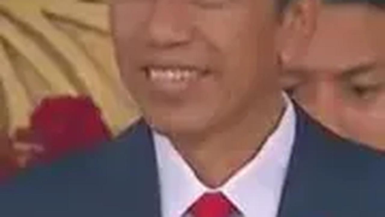 Momen Jokowi Nyanyi Bareng Band Kahitna saat Upacara Penurunan Bendera Merah Putih di Istana