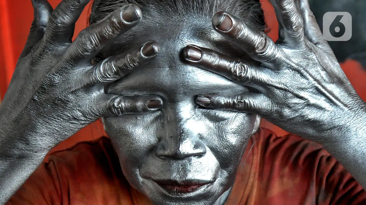 Potret Nenek Manusia Silver