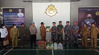 TNI AL serahkan bantuan untuk korban gempa Mamuju (Liputan6.com/Abd Rajab Umar)