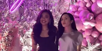 Berfoto bersama temannya yang sedang ulang tahun, Beby memadukan dress silver dengan flat shoes warna putih yang memiliki aksen pita di bagian depan. [@bebytsabina]