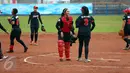 Pesoffball putri DKI Jakarta, Jessica R Suryaputri (tengah) berbincang dengan Isti Dewiyanti jelang laga melawan Papua di penyisihan PON XIX di Lapangan Softball UPI, Bandung, Sabtu (24/6). DKI Jakarta menang 16-0. (Liputan6.com/Helmi Fithriansyah)