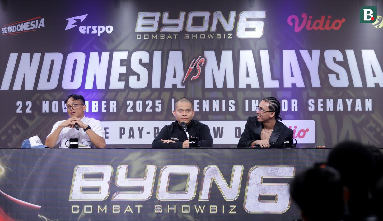 President Byon Combat, Yoshua Marcellos, bersama petarung Indonesia, Ronal Siahaan, dan petarung Malaysia, Putra Abdullah memberikan keterangan saat jumpa pers Byon Combat Showbiz Vol. 6 di SCTV Tower, Senayan, Jakarta, Kamis, (23/10/2025). (Bola.com/Bagaskara Lazuardi)