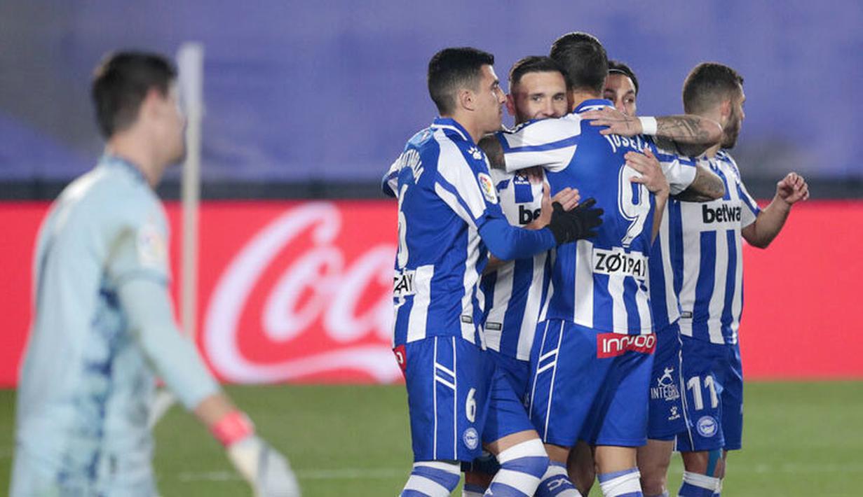Para pemain Alaves merayakan gol yang dicetak oleh Lucas Perez ke gawang Real Madrid pada laga Liga Spanyol di Stadion Alfredo di Stefano, Sabtu (28/11/2020). Real Madrid takluk dengan skor 1-2. (AP/Bernat Armangue)