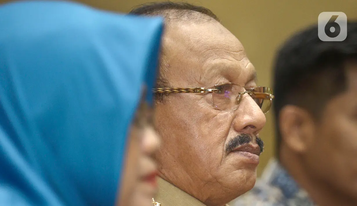 Bupati Natuna Abdul Hamid Rizal saat rapat dengar pendapat dengan Komisi IX DPR di Gedung Nusantara I, Kompleks Parlemen, Jakarta, Selasa (4/2/2020). Rapat membahas situasi terakhir di Natuna dan menjelaskan mengenai WNI dari Wuhan yang sempat ditolak warga setempat. (Liputan6.com/Johan Tallo)