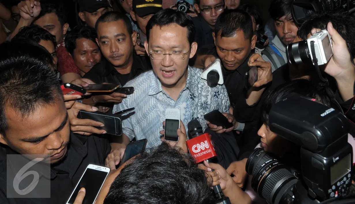 Sunny Tanuwidjaja memberi keterangan usai diperiksa KPK, Rabu (13/4/2016). Sunny diperiksa sebagai saksi terkait kasus pembahasan Raperda tentang rencana tata ruang kawasan strategis Pantai Utara Jakarta (Liputan6.com/Helmi Afandi)