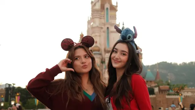 Gaya Playful Ranty Maria dan Marsha Aruan Saat Liburan ke Disneyland Hong Kong