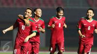 Pemain Timnas Indonesia U-19, Egy Maulana (kiri) merayakan golnya ke gawang Patriot Candrabhaga FC saat laga latih tanding di Stadion Patriot, Bekasi, Kamis (27/4). Timnas Indonesia U-19 unggul 2-0. (Liputan6.com/Helmi Fithriansyah)