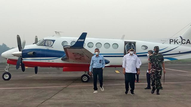 Menteri Perhubungan (Menhub) Budi Karya Sumadi melakukan uji coba runway di Bandara Halim Perdanakusuma, Jakarta, Selasa (12/7/2022).