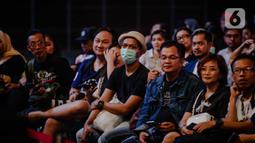 Sejumlah pengunjung menggunakan masker saat menyaksikan Java Jazz Festival 2020 di JIExpo Kemayoran, Jakarta, Jumat (28/2/2020). Promotor meminta penonton memakai masker saat menghadiri Java Jazz Festival 2020 untuk mengantisipasi penyebaran virus corona. (Liputan6.com/Faizal Fanani)