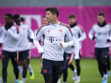Penyerang Bayern Munchen Robert Lewandowski menghadiri sesi latihan di Munich, Jerman, 15 Februari 2022. Bayern Munchen akan melakoni laga tandang melawan RB Salzburg di Red Bull Arena dalam leg pertama 16 besar Liga Champions, Kamis (17/2) dini hari WIB. (Sven Hoppe/dpa via AP)