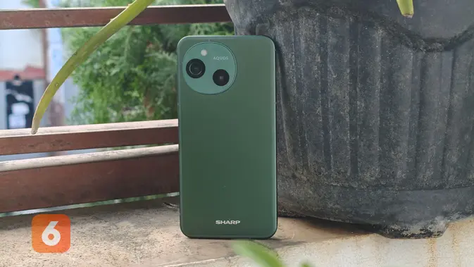 <p>Sharp Aquos Sense 9 yang hadir dengan bodi ringkas.(Liputan6.com/Agustinus M. Damar) </p>