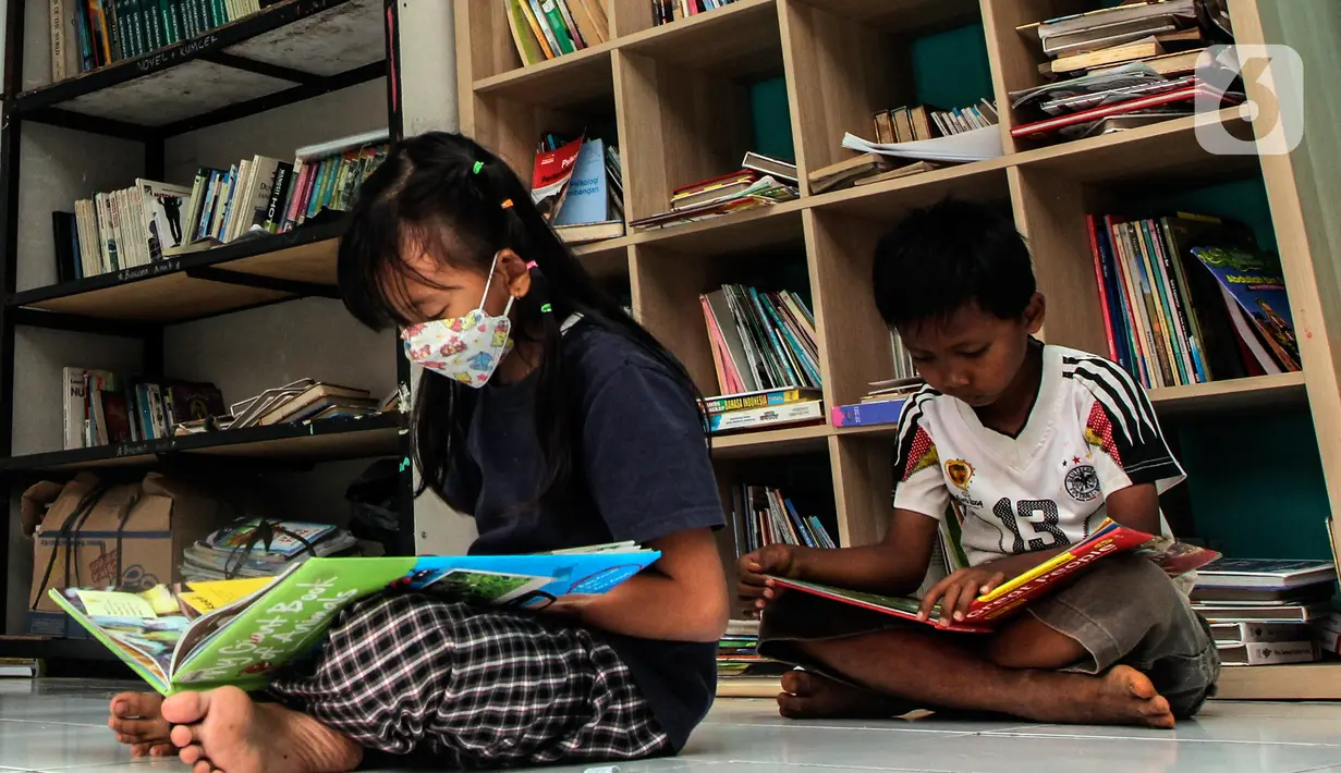 Anak-anak membaca buku saat PPKM Level 3 di Taman Baca Masyarakat Pekan Karya, Tangerang Selatan, Banten, Selasa (8/2/2022). Pemerintah daerah di wilayah aglomerasi Jabodetabek akhirnya bisa menghentikan proses PTM setelah ditetapkan sebagai daerah berstatus PPKM level 3. (Liputan6.com/Johan Tallo)