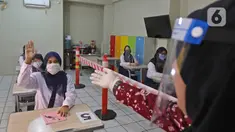 Simulasi belajar mengajar di Sekolah Nasional Satu (Nassa School), Bekasi, Rabu (24/6/2020). Menuju kenormalan baru, Nassa School memberlakukan protokol kesehatan COVID-19 dengan membatasi jumlah siswa serta penggunaan teknologi ultraviolet untuk membersihkan kelas. (Liputan6.com/Herman Zakharia)