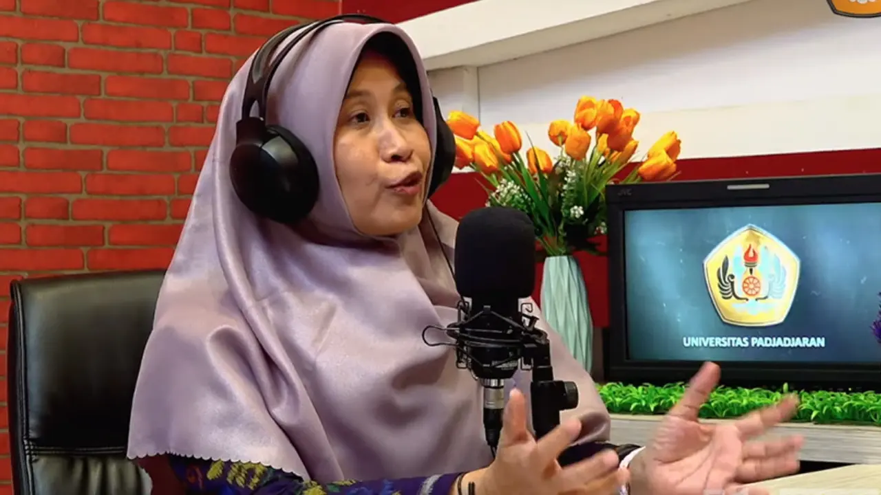 Dosen Fakultas Keperawatan Universitas Padjadjaran (Unpad) Restuning Widiasih dan timnya lakukan penelitian soal alat deteksi gerak janin untuk cegah kematian ibu dan bayi (Foto: Unpad.ac.id)