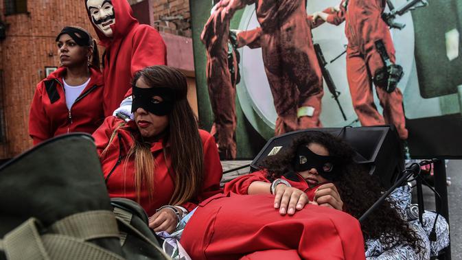 Warga Kolombia mengambil bagian dalam pawai merayakan Hari Kemalasan Sedunia di Itagui, dekat Medellin, Minggu (19/8). Perayaan hari malas itu dimeriahkan dengan kompetisi piyama terbaik dan tempat tidur ternyaman serta paling unik (AFP/JOAQUIN SARMIENTO)