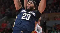 Aksi pemain New Orleans Pelicans, Anthony Davis saat melakukan dunks pada laga Playoffs game ke-2 NBA basketball di Moda Center, Portland, (17/4/2018). Pelicans menang 111-102. (AP/Craig Mitchelldyer)