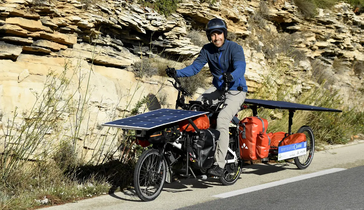 Jerome Zindy mengendarai sepeda listriknya yang bertenaga panel surya di jalan dekat Cassis, Prancis selatan, pada 23 Oktober 2020. Zindy memulai 'Tour de France' pada 25 Oktober untuk mempromosikan perjalanan dengan transportasi tanpa emisi. (Photo by NICOLAS TUCAT / AFP)