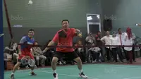 Menpora, Imama Nahrawi saat melawan Kevin Sanjaya dan Marcus Gideon pada laga eksebisi bulutangkis di Gedung Kemenpora, Senayan, Jakarta, (28/11/2017). Kevin-Marcus menang 21-13, 16-21 dan 27-25.(Bola.com/Nicklas Hanoatubun)