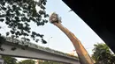 Pada tahap akhir pembersihan, patung dengan tinggi total 38 meter ini akan dilapisi dengan bahan pelasi paraloid B72 klorithin. (Liputan6.com/Panji Diksana)