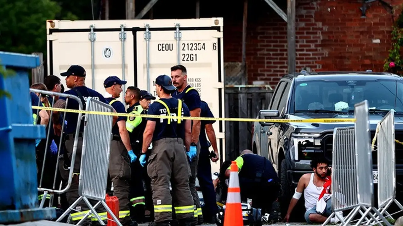 Petugas paramedis merespons laporan penembak aktif dalam acara Salsa on St. Clair di Toronto, Sabtu, 11 Juli 2026.