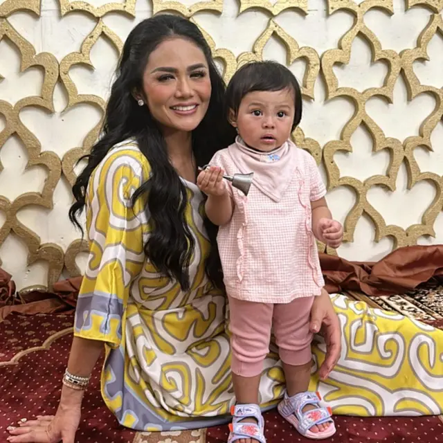 Krisdayanti main bareng sang cucu Ameena saat buka puasa bersama (Foto: Instagram krisdayantilemos)
