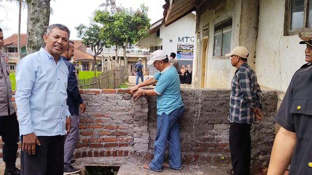 Wawan Setiawan, caleg Gerindra dapil 2 Garut, terpaksa menutup jalan Kampung Ciarog, Kecamatan Kersamanah yang biasa dilalui warga, setelah kalah suara meskipun telah dilakukan ‘kontrak politik’ dengan warga. (Liputan6.com/Jayadi Supriadin)