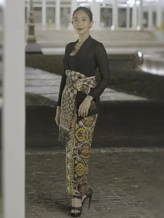 Kenakan kebaya kutubaru hitam, Happy Salma berikan lilitan kain batik sebagai obi [@happysalma]